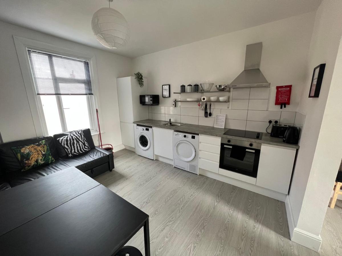 Safari Apartment, Free Parking, 10Min Walk To Blackpool Tower, Sleeps 12 Extérieur photo