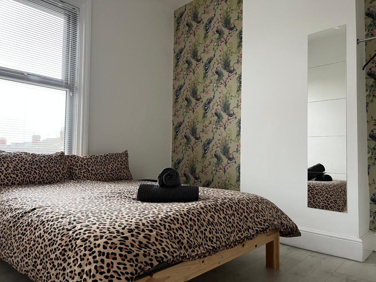 Safari Apartment, Free Parking, 10Min Walk To Blackpool Tower, Sleeps 12 Extérieur photo