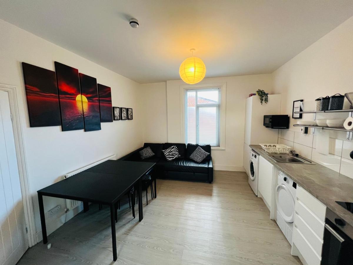 Safari Apartment, Free Parking, 10Min Walk To Blackpool Tower, Sleeps 12 Extérieur photo